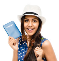 Mujer sosteniendo pasaporte estadounidense
