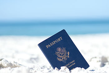 Pasaporte estadounidense en la playa